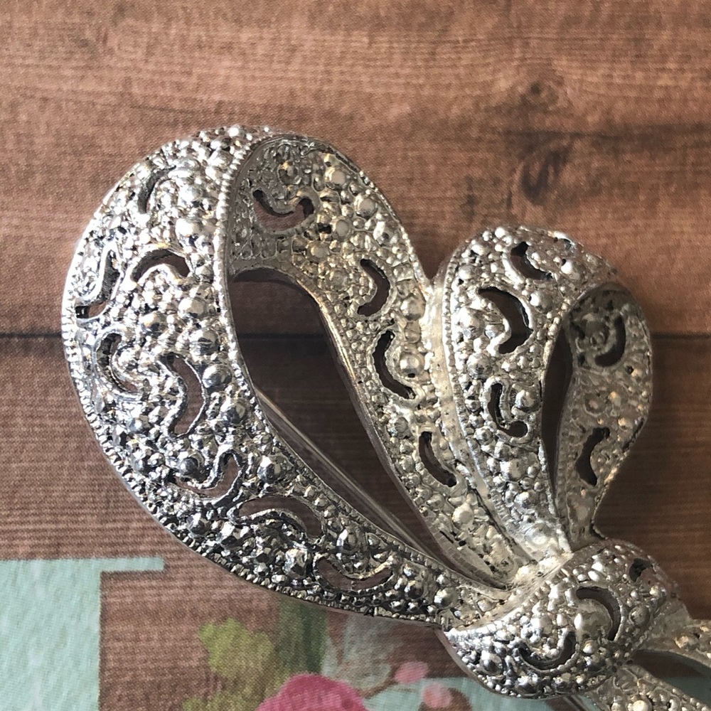 Silver Tone Ribbon Brooch - Picture 3 of 8